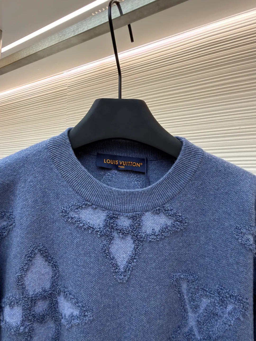 LOUIS VUITTON three-dimensional concave and convex blue flower four-leaf clover round neck sweatshirt ●Original version: purchased and developed for 12800 ●Item number: 1680927-B80 ●Fabric: knitted fabric ●Technology: jacquard production ●Version: fitted version ●Weight: about 610 grams ●Size: XS-S-M-L ●Description: Alphabet flower three-dimensional jacquard knitting, an absolute hot item! A great tool for fashionable men's and women's street photography, this blue color is really beautiful, refreshing and fashionable, and showing off your temperament. It is made from carefully selected 100% wool yarn supplied by customers. This wool has a particularly good feel. It feels soft and solid. It has elastic and pressure-resistant effect and is not easy to shrink. Big V classic jacquard logo design, the jacquard has been processed with raw edges to present a three-dimensional concave and convex effect. This graphic cotton circle has a unique jacquard signature theme. Crafted in shades of blue, it features oversized tonal Monogram Flowers all over and the V signature on the chest, outlined with a knit for a textured 3D effect. The perfect partner for or, it also matches and complements your overall look. The overall wiring is straight and delicate, the fabric is comfortable and soft, and the color is consistent without color difference. It can be matched with the same style to create a fashionable look and control various occasions. Customized accessories, complete with three standards, same style for men and women!